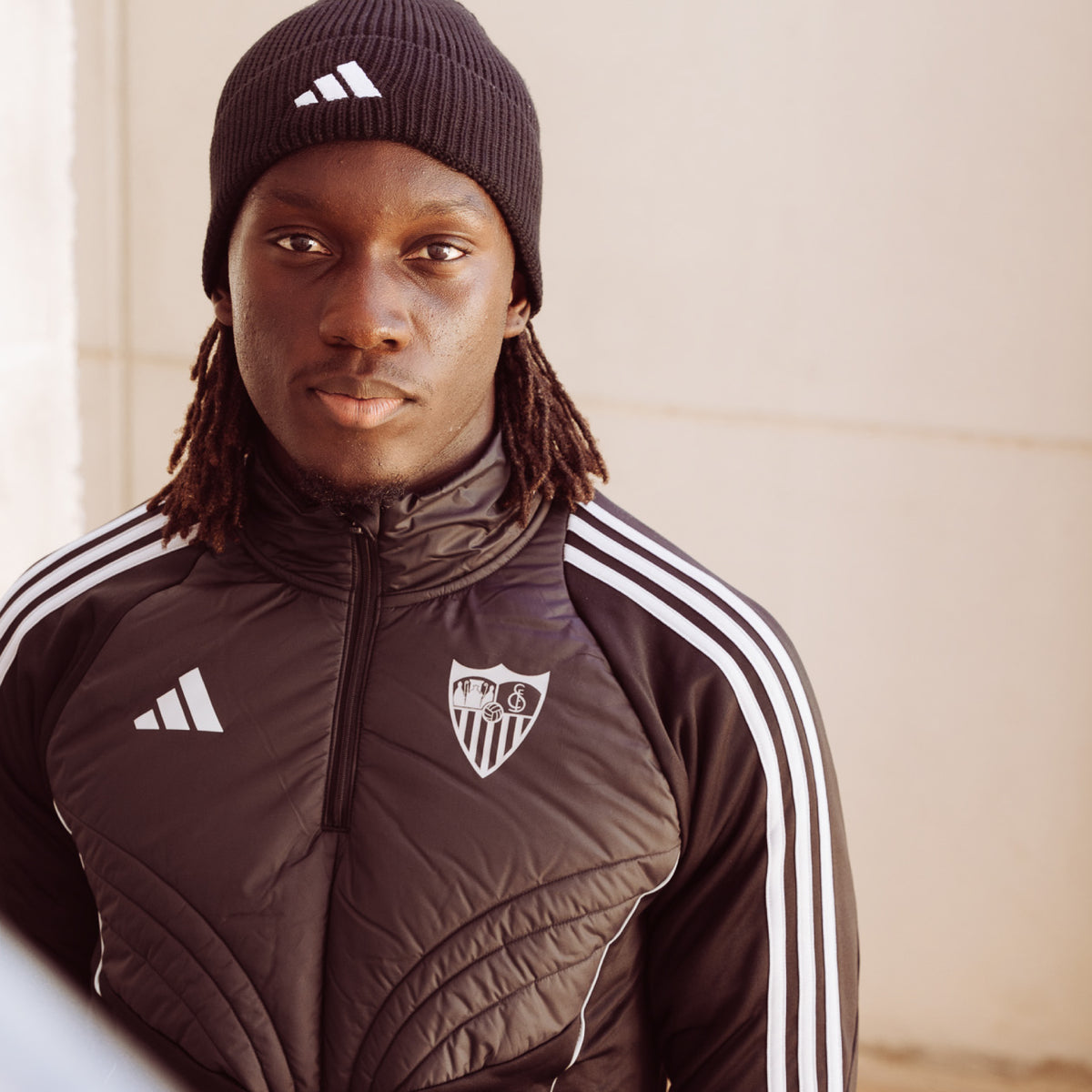 Sudadera adulto paseo Sevilla FC 25/26 negra