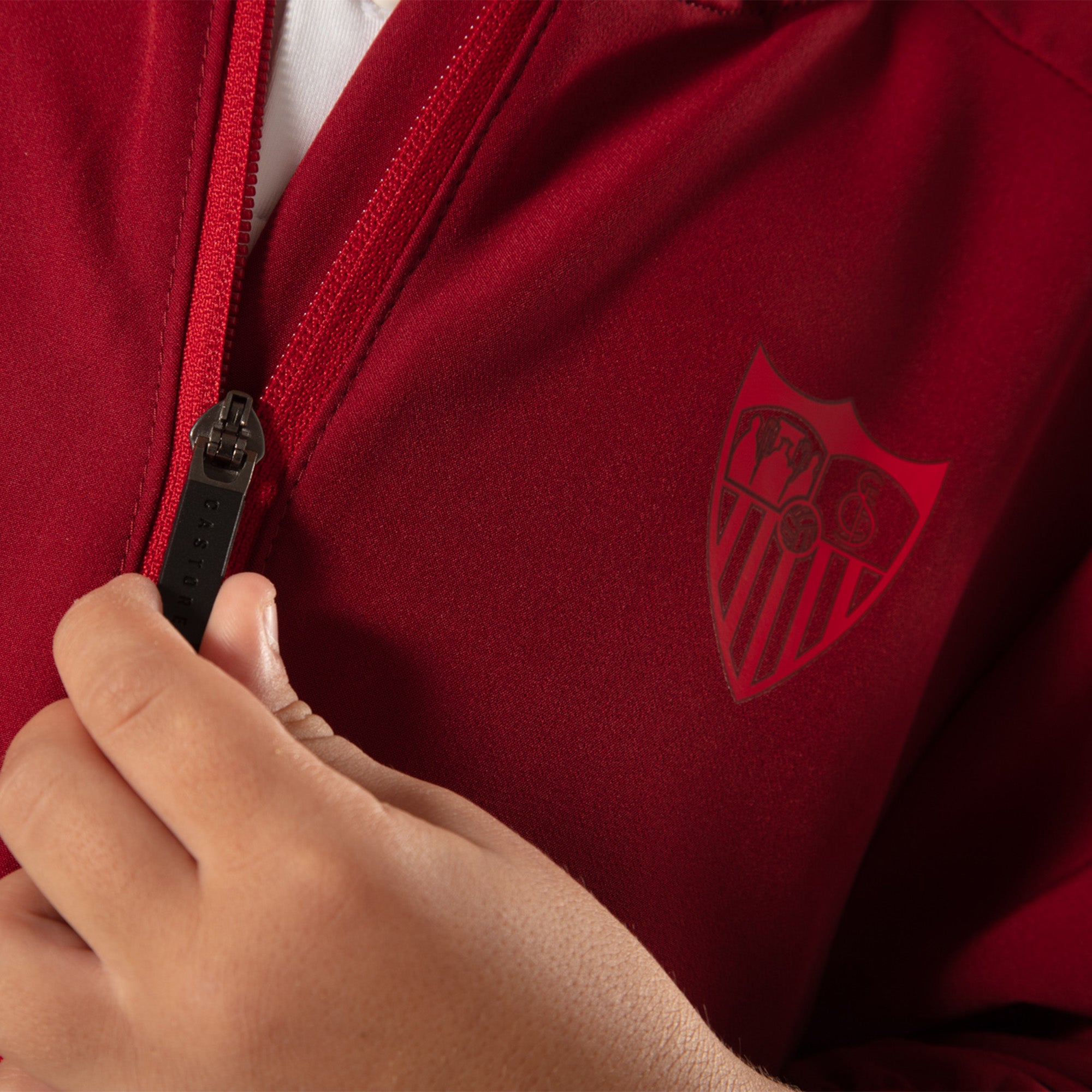 Sudadera roja del Sevilla FC con capucha y bolsillos de canguro 23/24