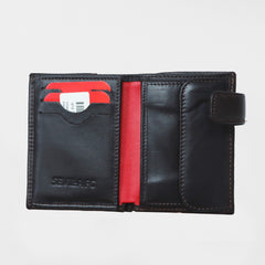 Cartera marrón con vivo rojo con cierre piel